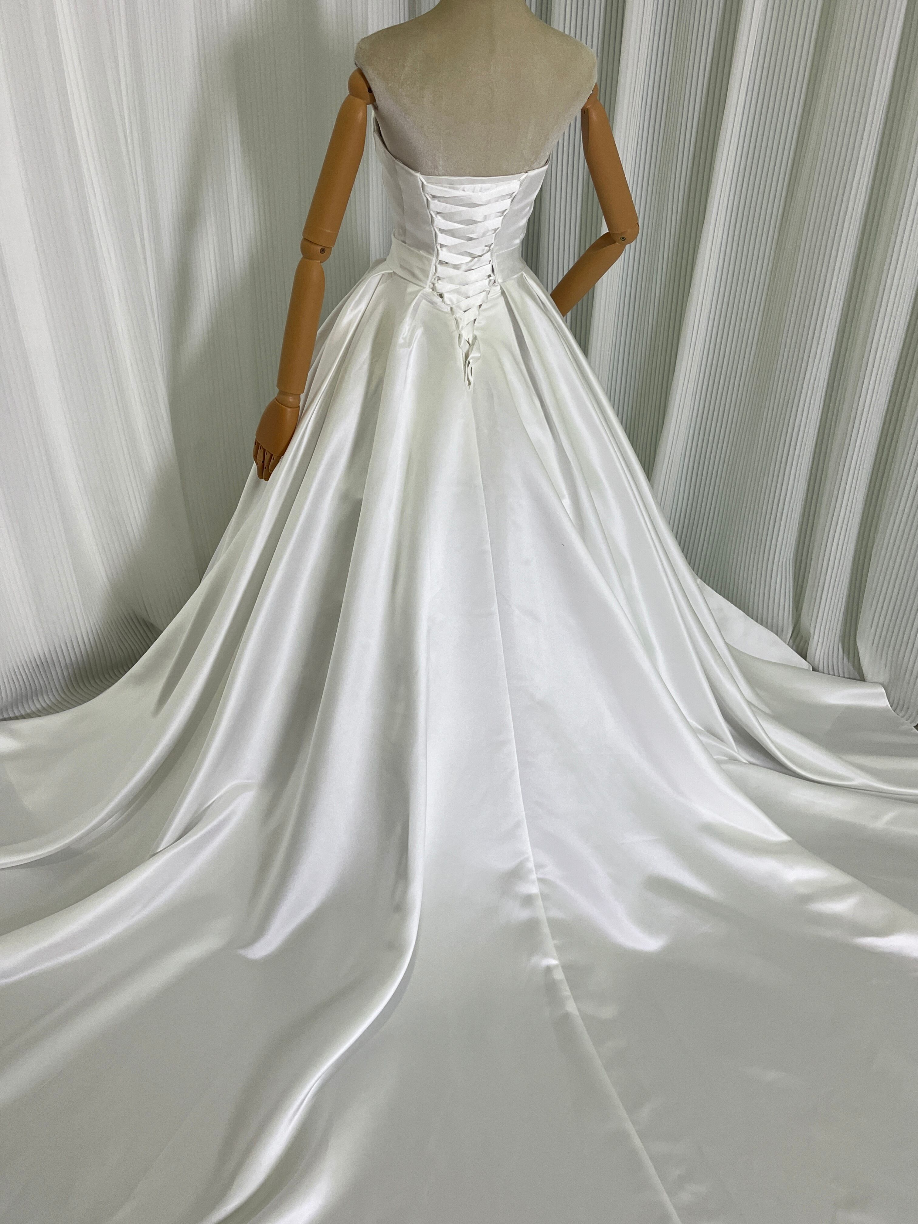 送料無料！ホワイト ウエディングドレス 取り外し袖 華やかなトレー