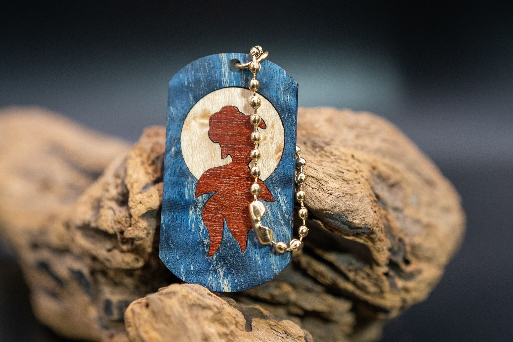 【行雲流水】スタビライズウッド 楓 ドッグタグ 象嵌 星空を泳ぐ金魚