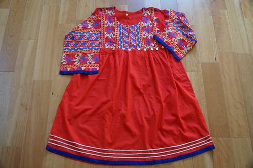 伝統的なデザイン、青刺繍が綺麗な赤ワンピース　Lサイズ (004)