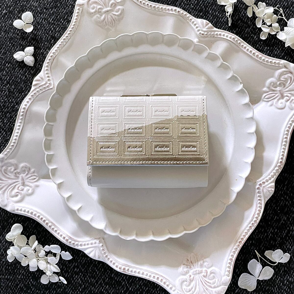 訳あり品:革のオフホワイトチョコ・三折財布(銀の包み紙)