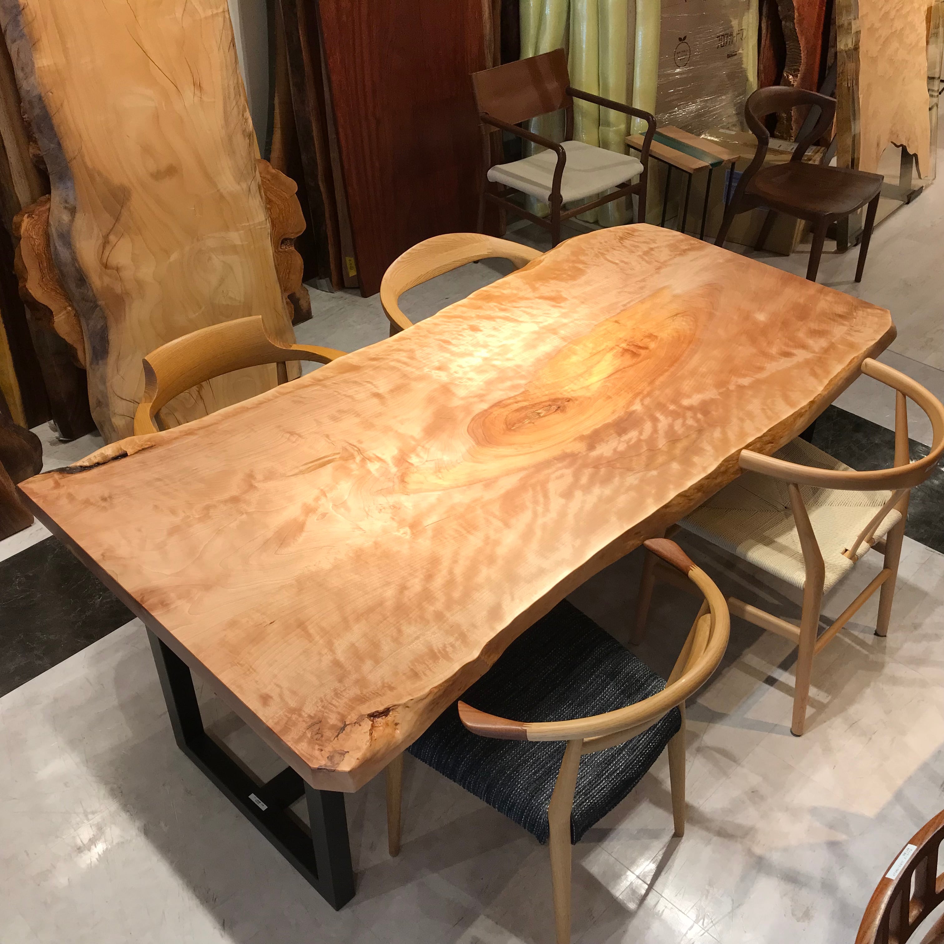 水目桜（ミズメザクラ） ダイニングテーブル | 千年家具 - 一枚板