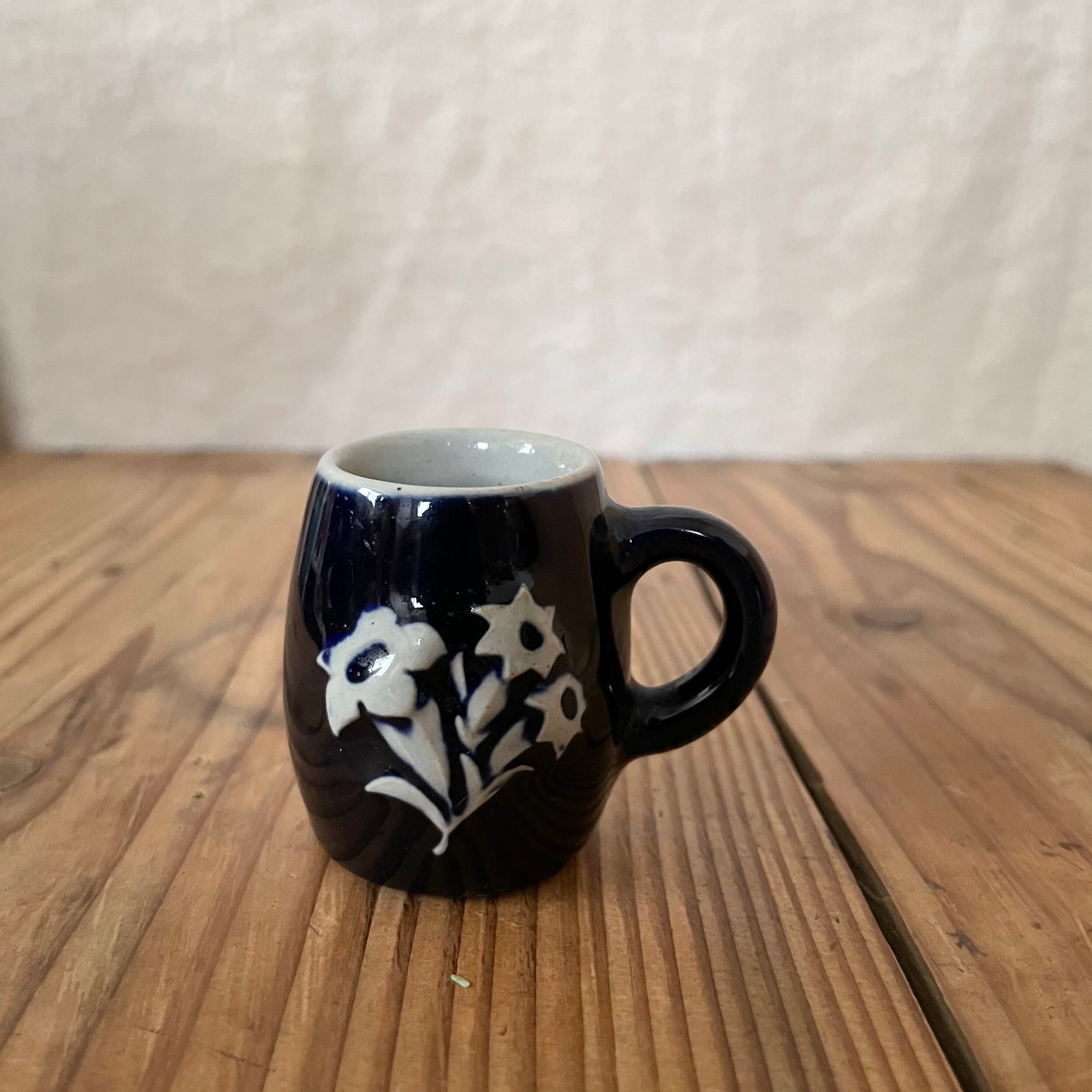 花模様のネイビーのミニカップ