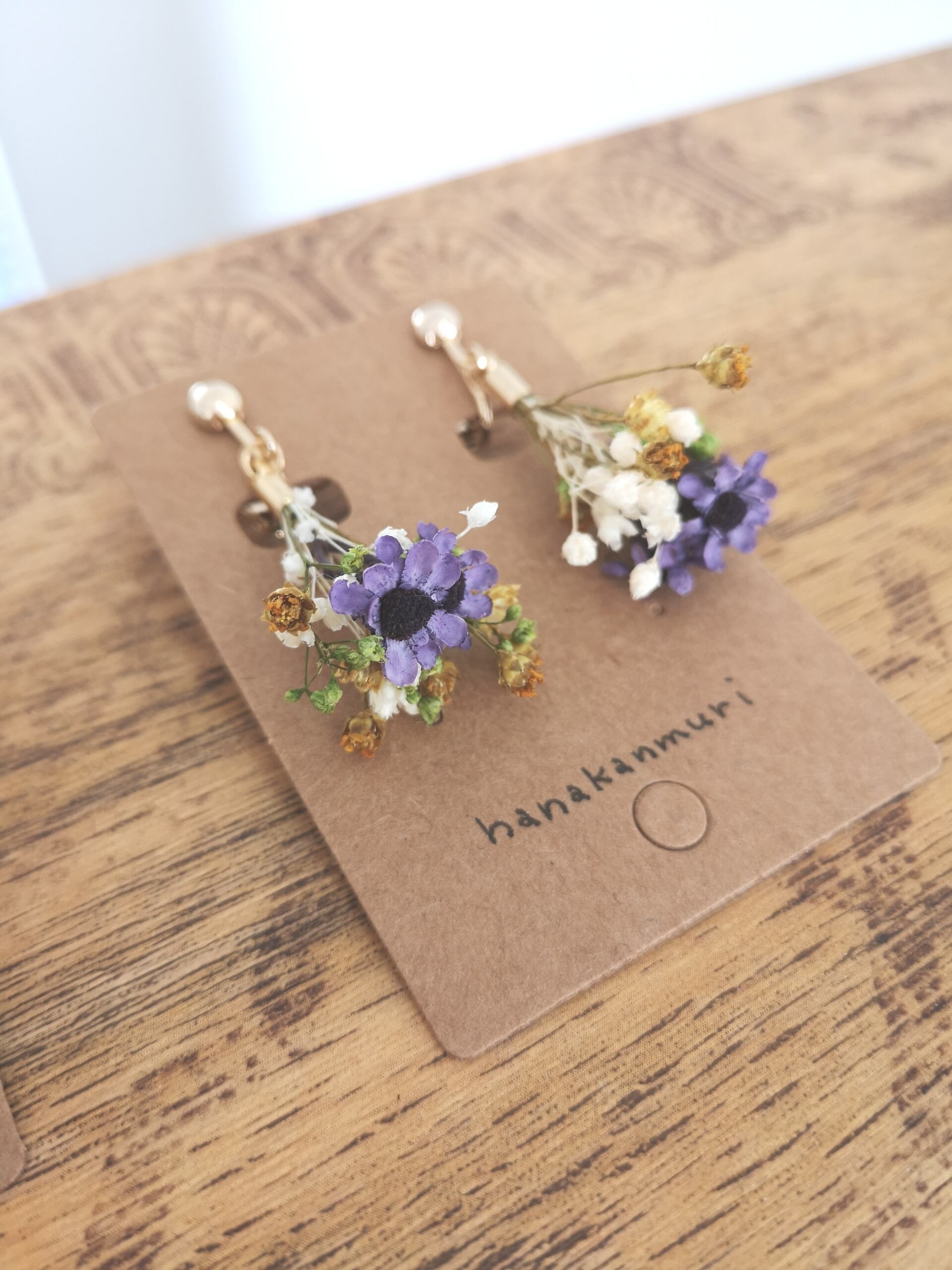 3作品]デージーのドライフラワーのブーケイヤリング | 『hanakanmuri