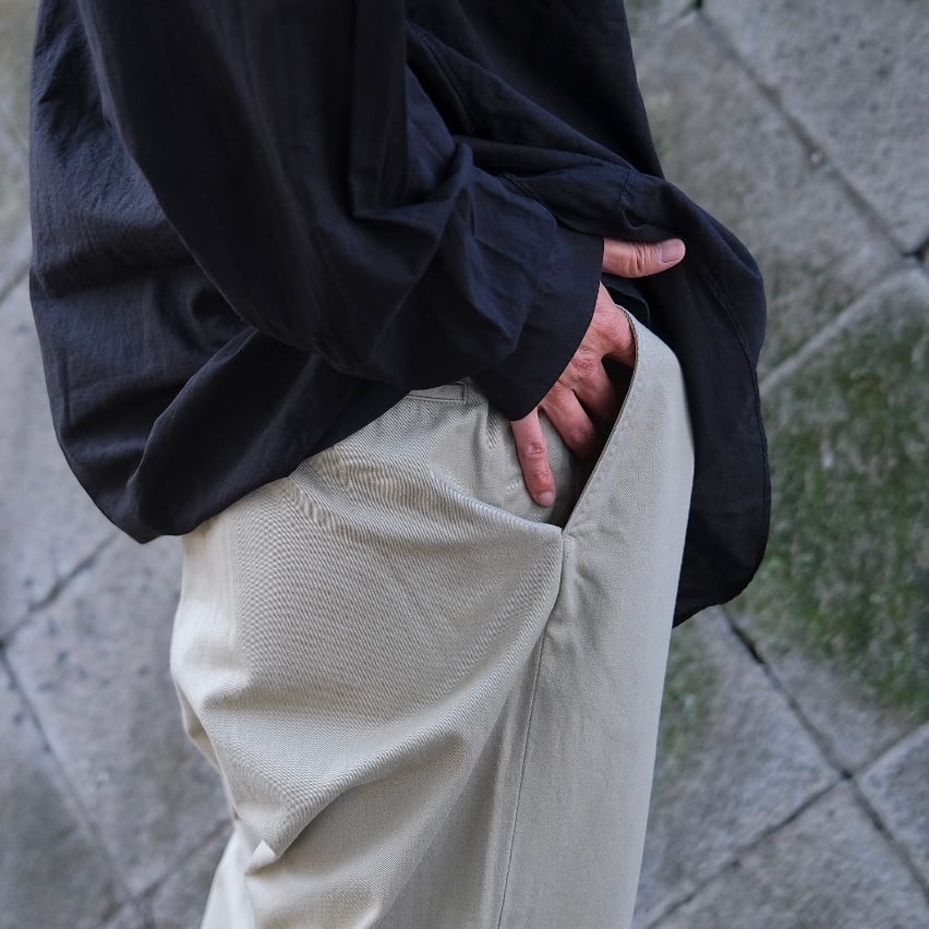 COMOLI(コモリ) / KHAKIチノパンツ-khaki-(D01-03014) | Signs