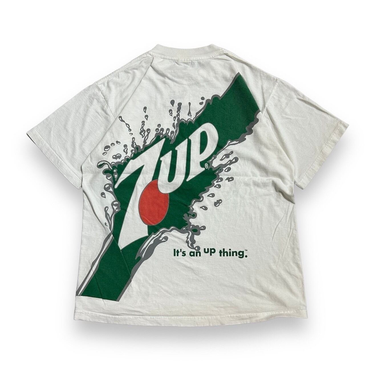 size:L【 7UP 】セブンアップ プリントTシャツ ソフトドリンク 飲料系 ジュース ポケ付き 両面プリント ホワイト 白 古着 古着屋 高円寺 ビンテージ n40529 | 古着屋SLAT オンラインショップ 【古着通販】|東京 高円寺 レギュラー・ヴィンテージ古着 size:L【 7UP 】セブンアップ プリントTシャツ ソフトドリンク 飲料系 ジュース ポケ付き 両面プリント ホワイト 白 古着 古着屋 高円寺 ビンテージ n40529 | 古着屋SLAT オンラインショップ 【古着通販】|東京 高円寺 レギュラー・ヴィンテージ古着