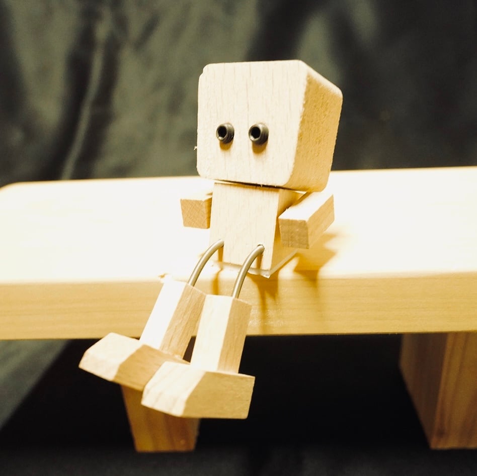 癒しのドライブ】ゆらゆら揺れる 木製 ロボット人形 カーアクセサリー