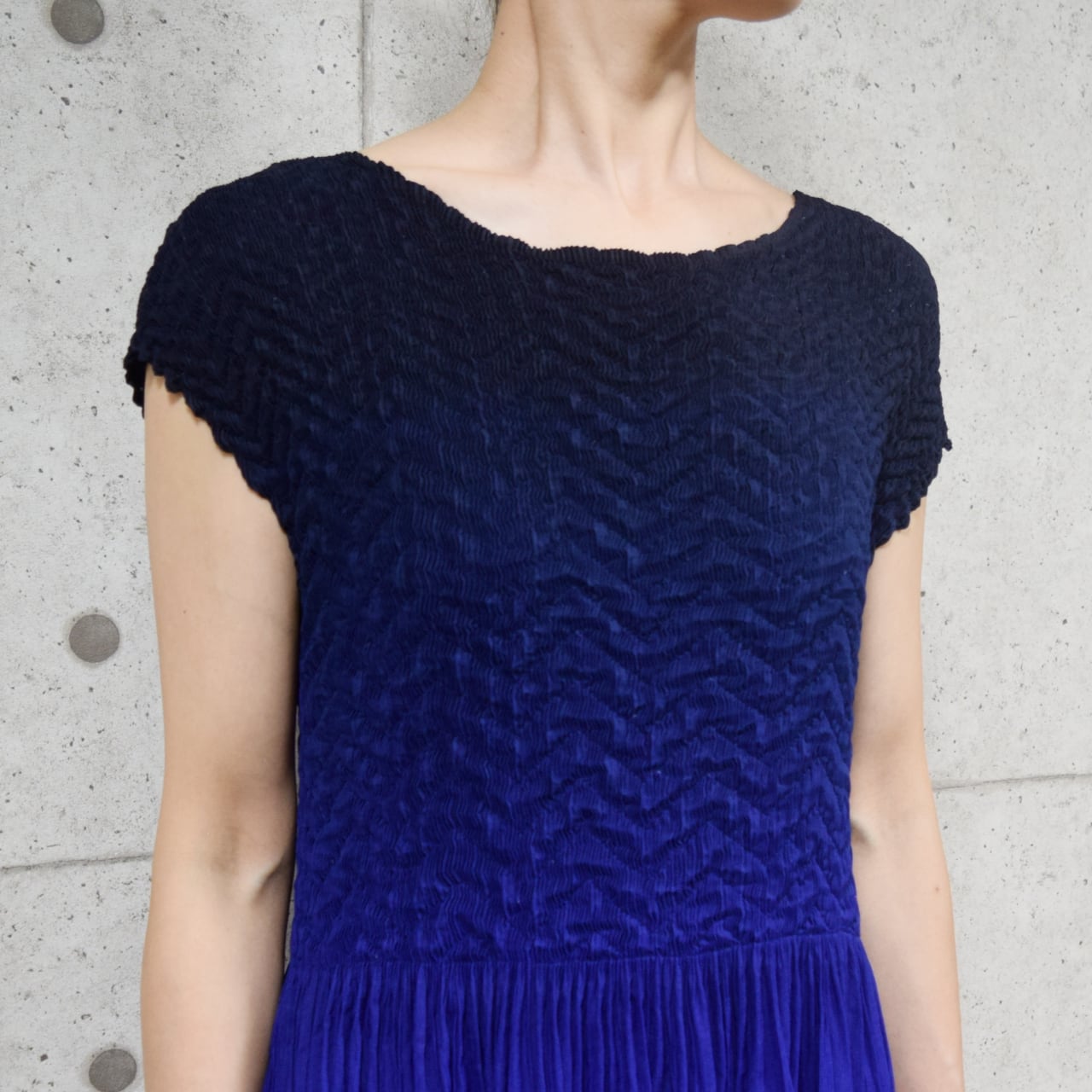 ロイヤルブルーのグラデーションプリーツワンピースで優雅な日常に