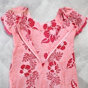 フラダンス 衣装 ワンピース ドレス ピンク系 ハイビスカス柄 ハワイアンプリント アロハ フリル レッスン 練習 かわいい おしゃれ ふんわり 華やか 鮮やか レッド系 ホワイト系 ピンク 赤 白 フラ ダンス カラフル 可愛い ダンス衣装 レッスン用 フラワープリント カジュアル フリルスリーブ レディース ドレスファッション フェスティバル