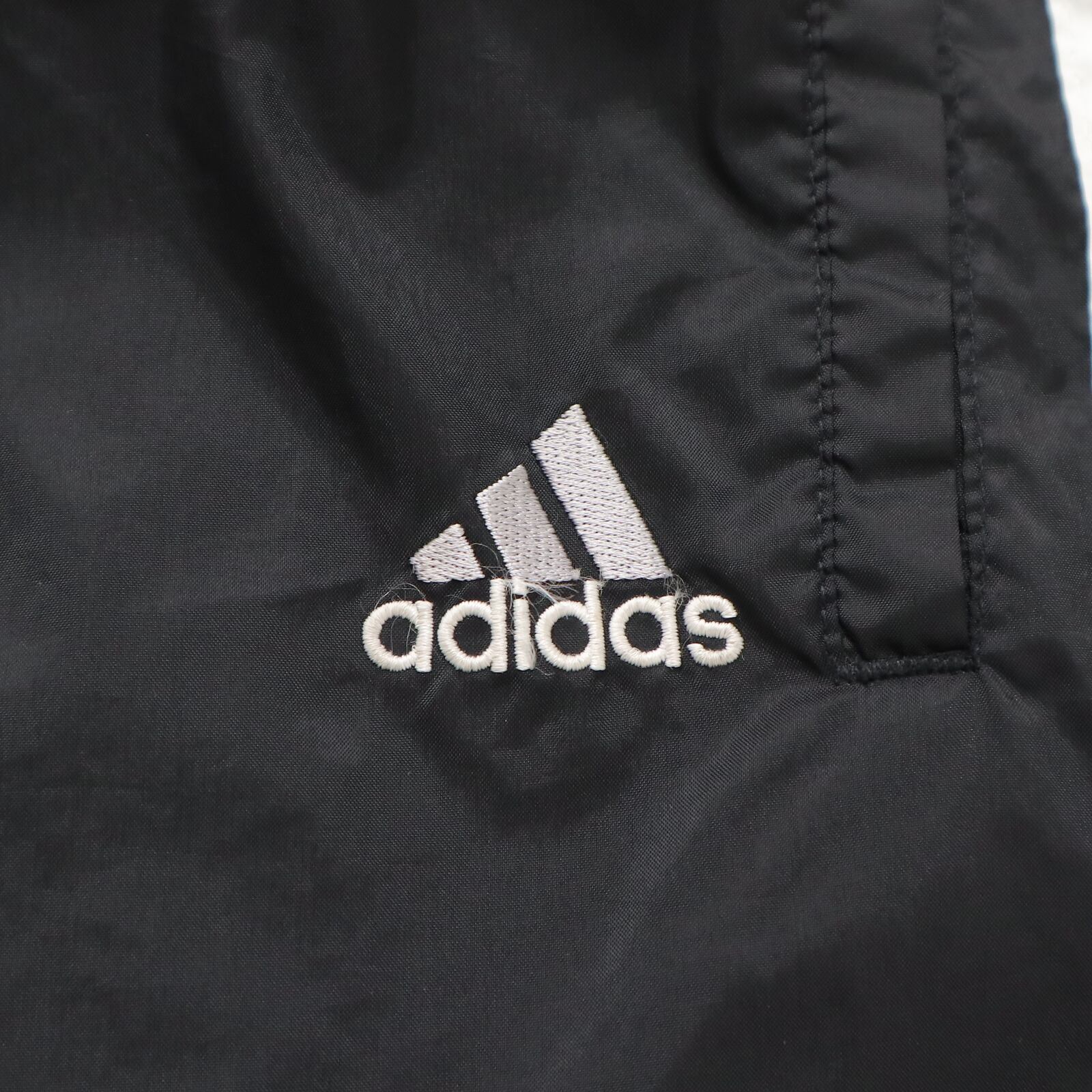 90s adidas 3本ライン ナイロンパンツ アディダス 黒 古着 メンズM相当