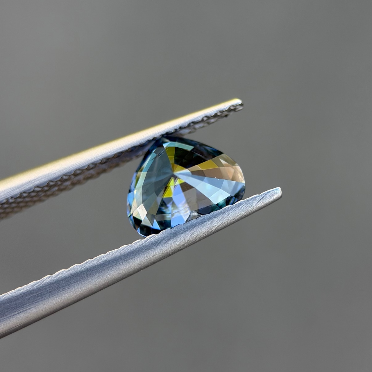 カラーチェンジジルコン 7.2x5.9mm, 1.52ct, ミャンマー産