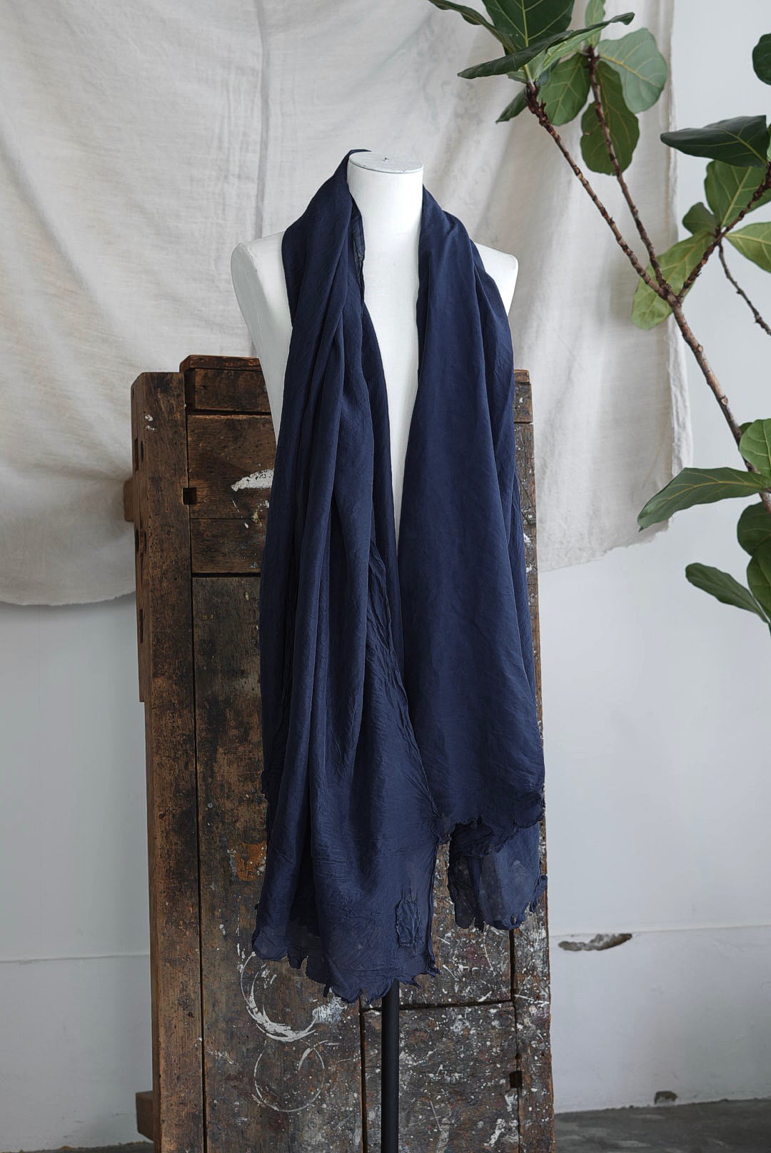 CHEZ VIDALENC - SILK SCARF (DARK NAVY)