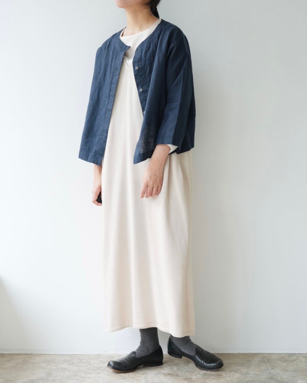Yoli コットンVネックスリーブレスワンピース | Vie