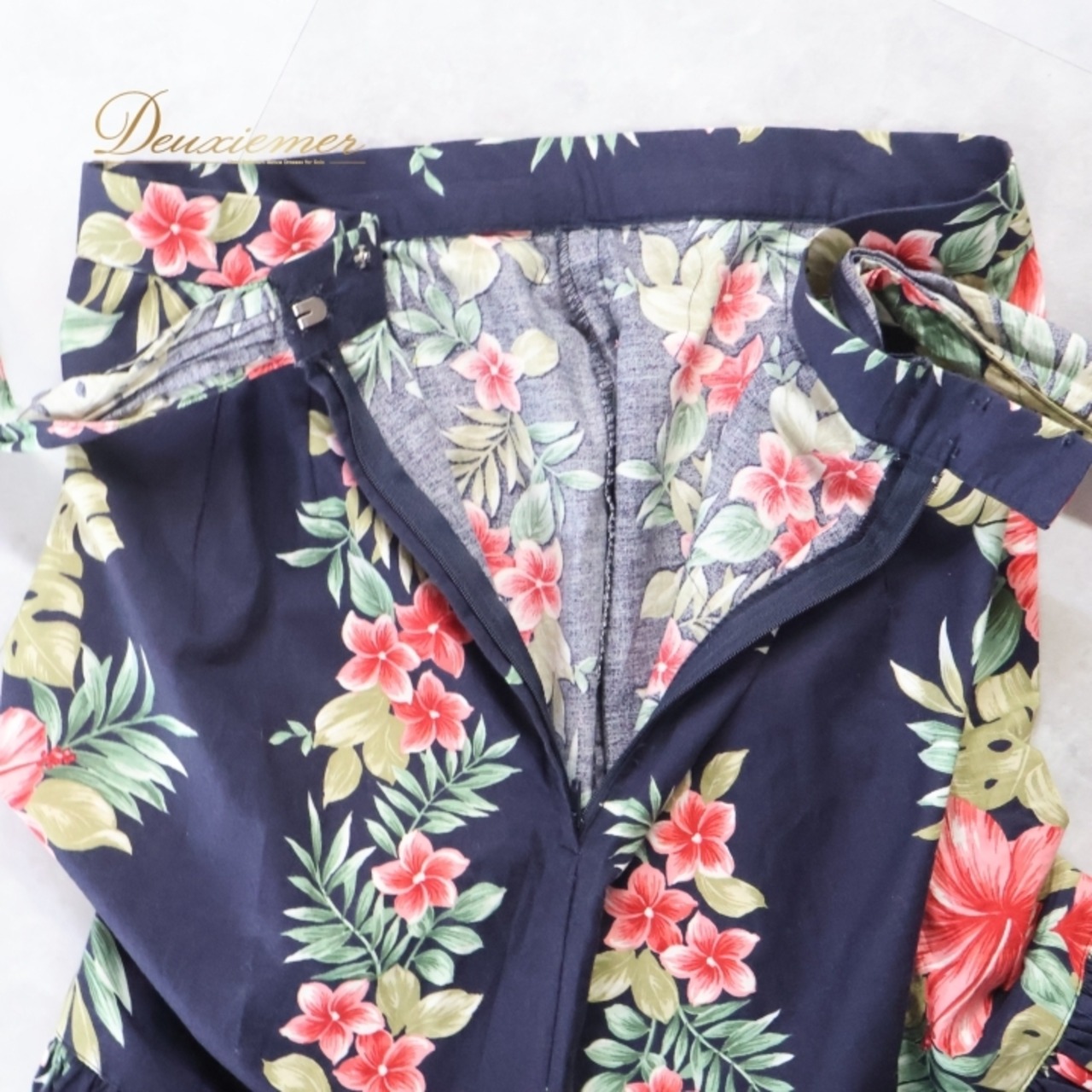 フラダンス 衣装 スカート ネイビー系 ハワイアンプリント ハイビスカス柄 アロハ レッスン 練習 フラ ダンス 花柄 フラワープリント シングル リボン かわいい おしゃれ 上品 大人っぽい フレア レッド系 グリーン系 紺 赤 緑 黄緑 フラ ダンス 華やか 鮮やか フラダンス スカート スタイリッシュ トロピカル フラ プリンセス フェミニン シルエット リボンデザイン レディース