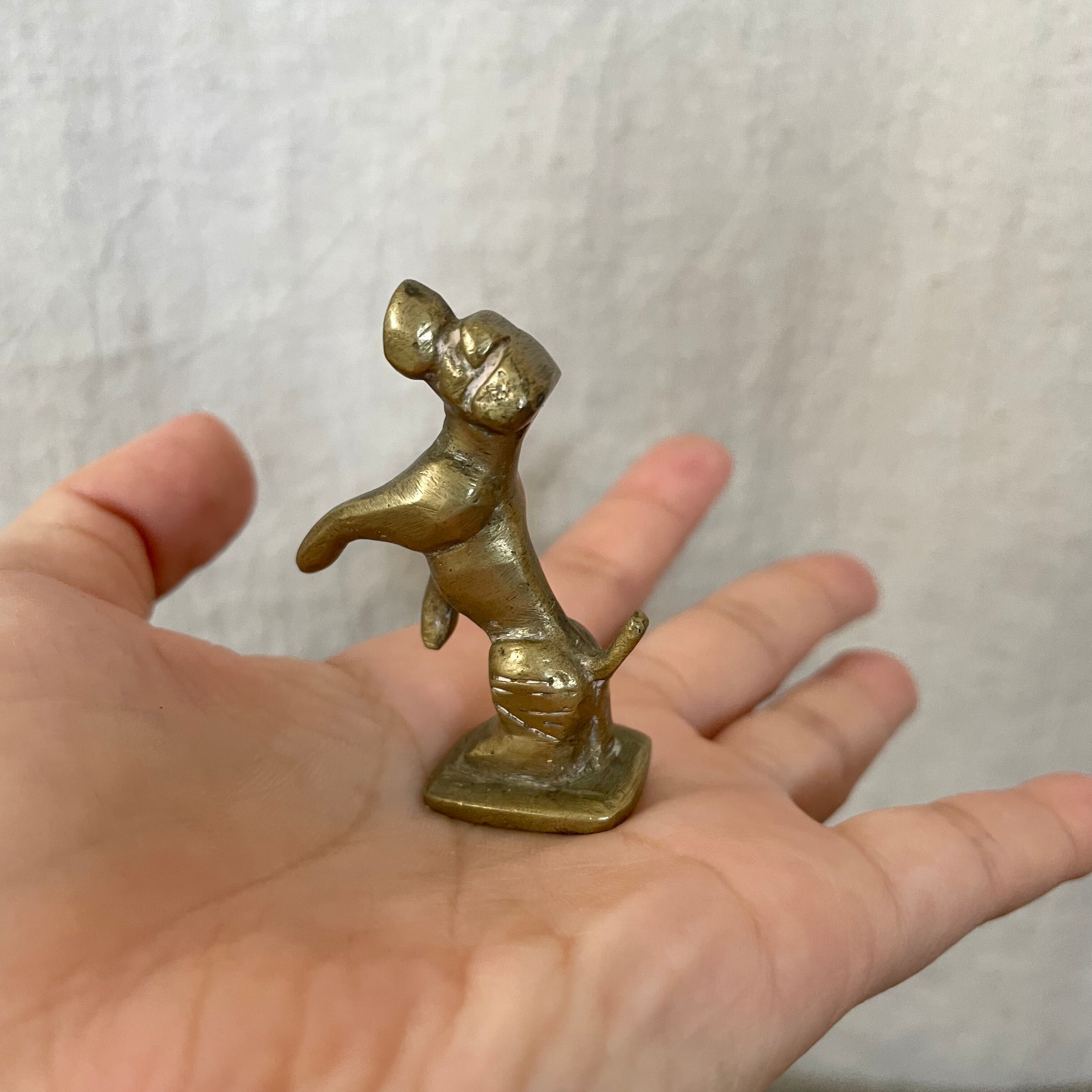 真鍮の立った犬