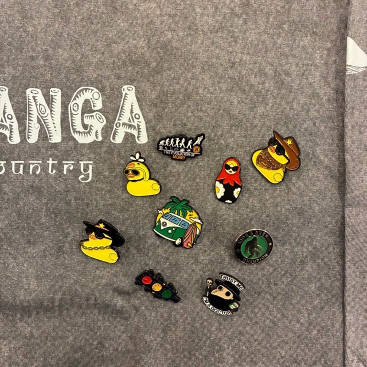 TOPANGA Jewelry Pin Brooch Police Duck　ピンブローチ　警官のアヒル　ブラック　保安官　帽子　ジャケット　バッグ　ギフト　プレゼント