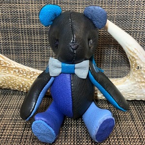 ジビエレザー鹿革ベルベア★端革を使ってアップサイクル「ベルズベア」写真の1点販売です　ブラック&ブルー