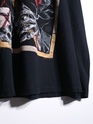 "METALLICA" skull printed over silhouette tee