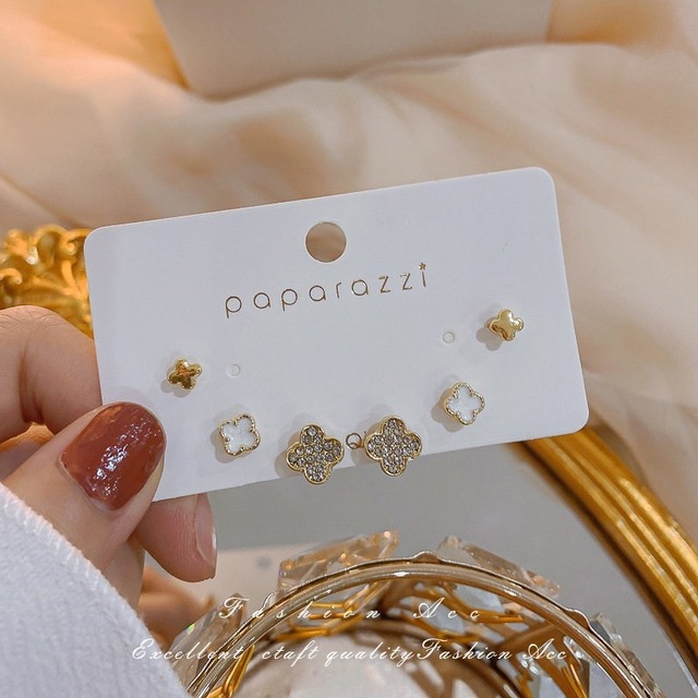 ピアス　クローバーモチーフ　ビジュー　ラインストーン　ゴールド　三セット