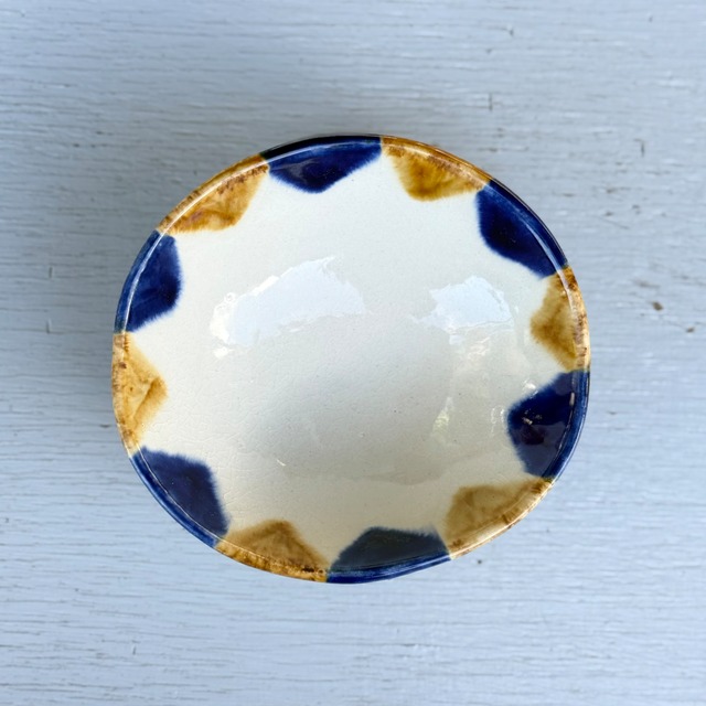 三つ足小鉢（さんかくマーチ）