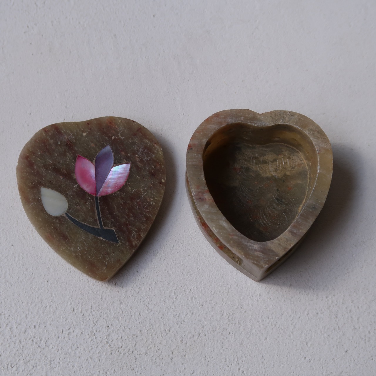 小さなハートのお花のケース