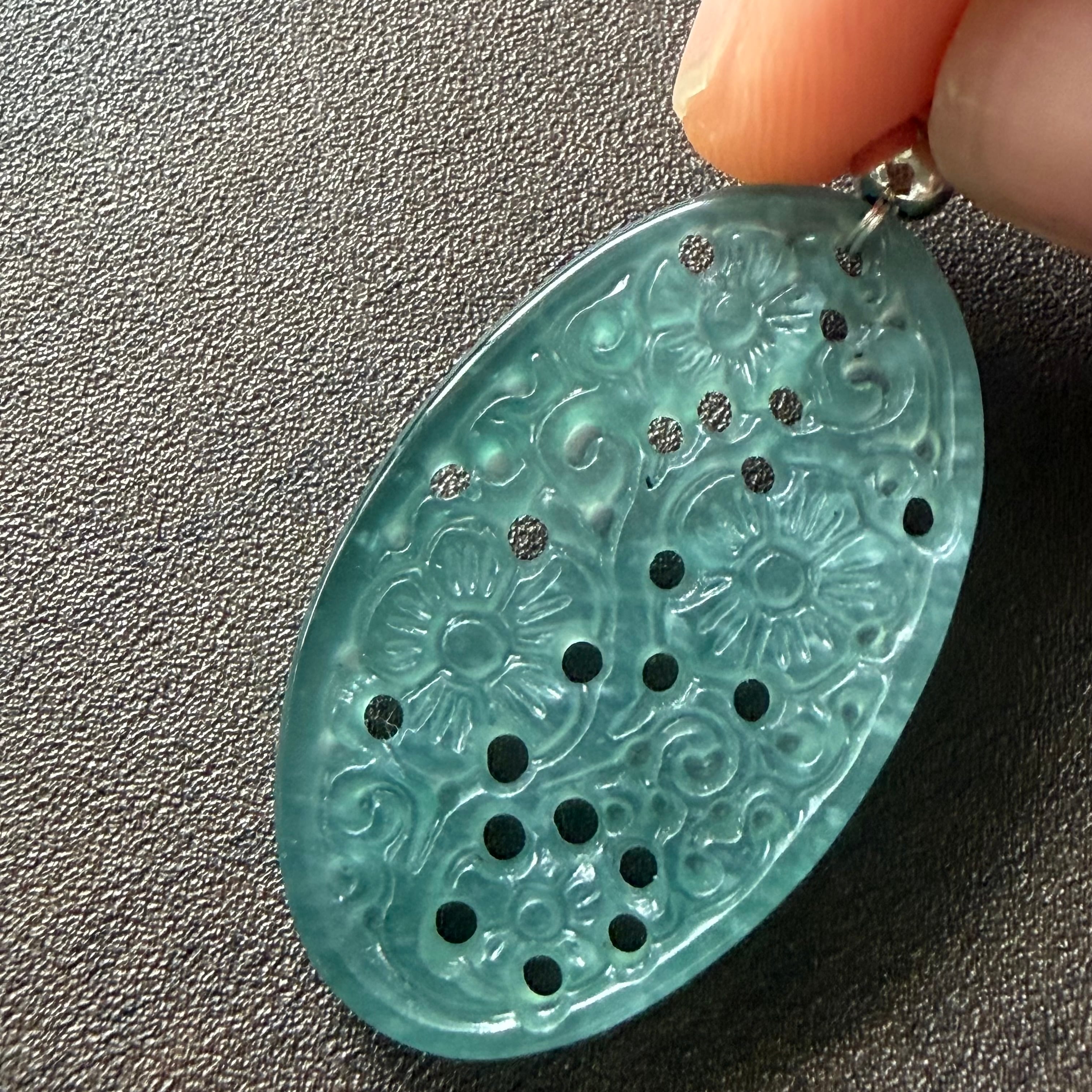 天然翡翠 ペンダント 花彫刻 氷種 透かし彫りグァテマラ産 無含浸 無