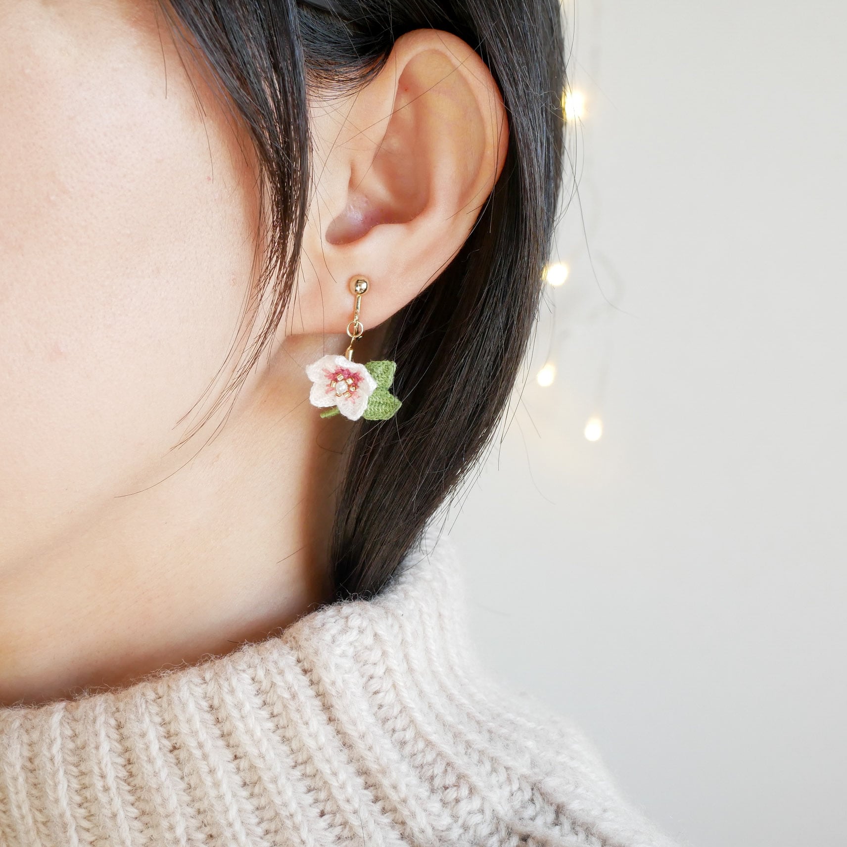 3色から選べる＊ゆらゆら揺れるクリスマスローズのピアス／イヤリング