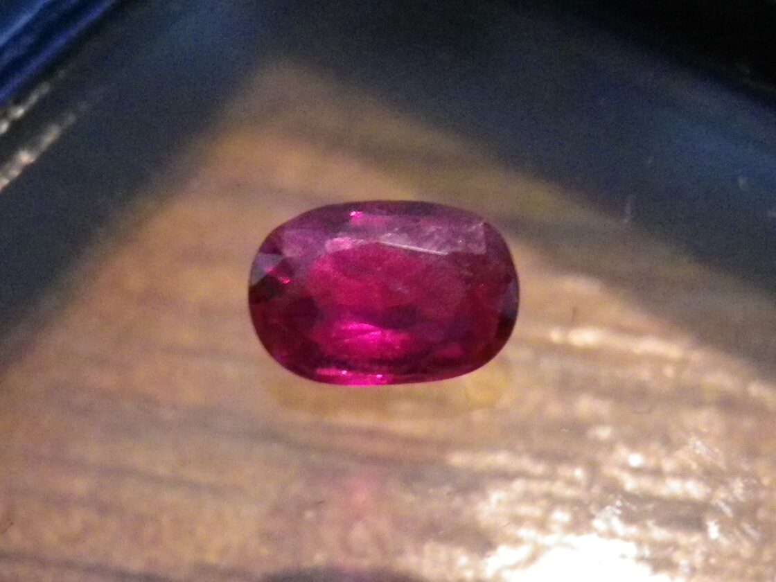 天然ピジョンブラッドルビー 0.42 ct （強蛍光発光）ミャンマー産出 