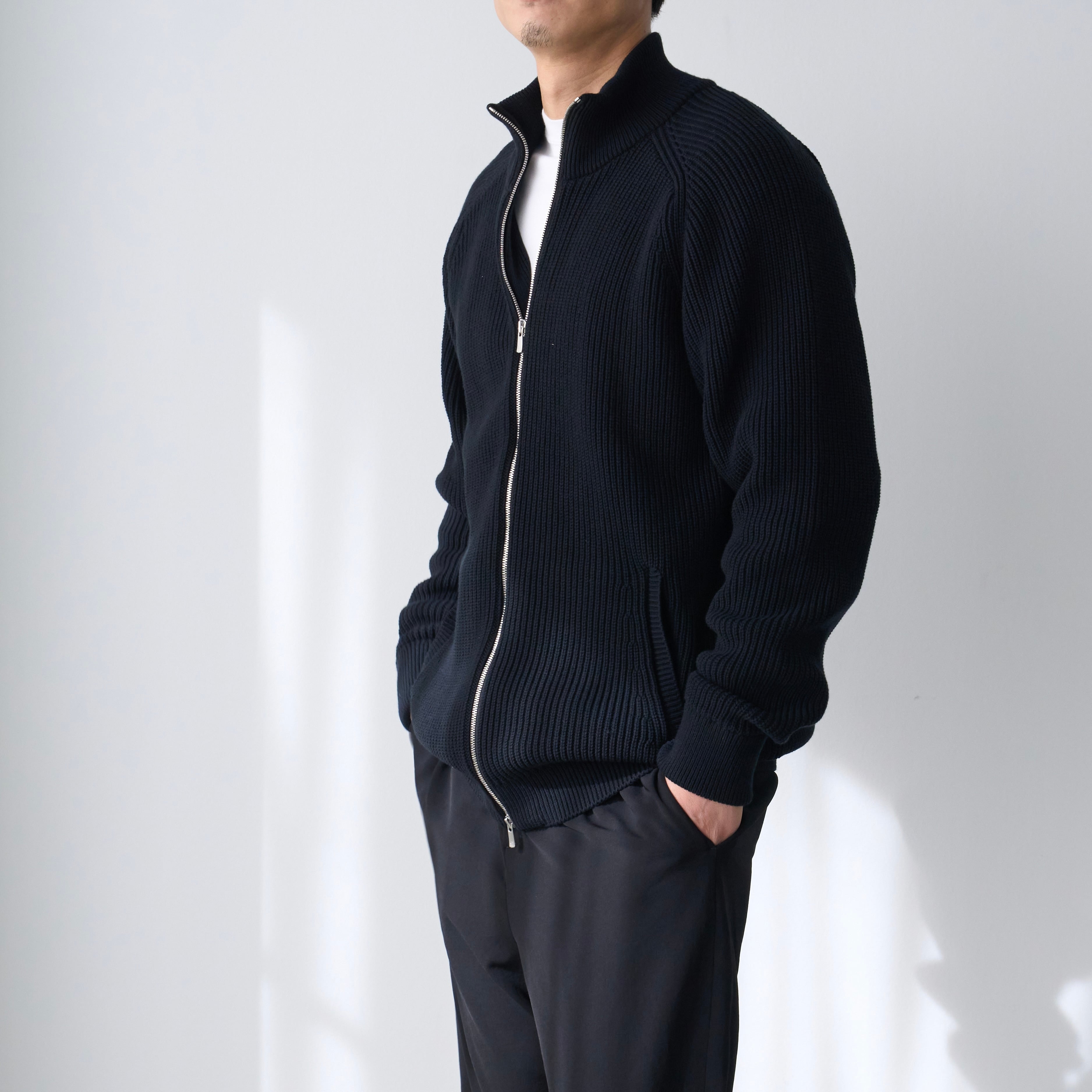 休日のOFFも、仕事のONも。大人の「ドライバーズニット」 | 「Japan