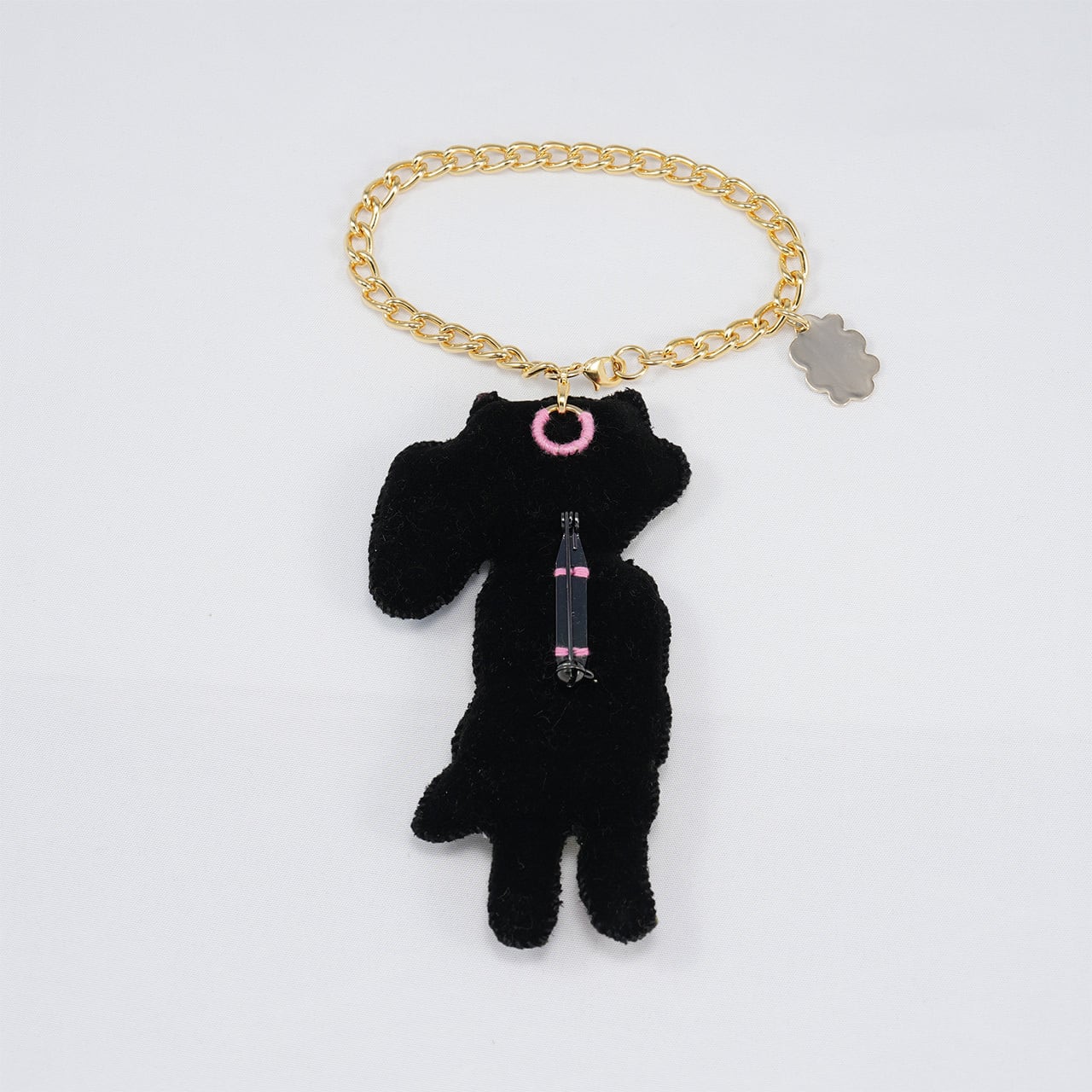 刺繍チャームブローチInsect hunting cat | tamaobazaaar