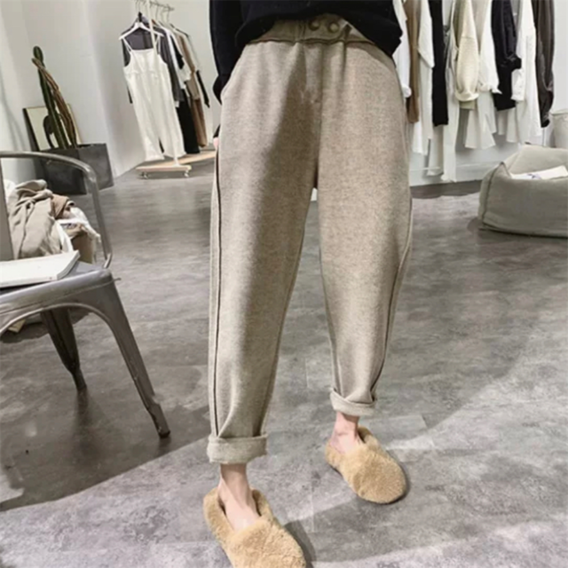 【送料無料】 テーパードパンツ 3色 ボトム ロング ウール 厚手生地 あったか 暖かい かわいい 大人可愛い 大人女子 シンプル カジュアル 大人 おしゃれ ラフ コンサバ 着痩せ ヘルシー 無地 冬 30代 40代 レディース 女性用 ママ お出かけ 女子会 休日 お茶会 授業参観 着回し 重ね着 ファッション 体型カバー 定番 デイリーユース オーバーシルエット 動きやすい ブラック グレー ベージュ くすみカラー 大人カラー ベイクドカラー ニュアンスカラー