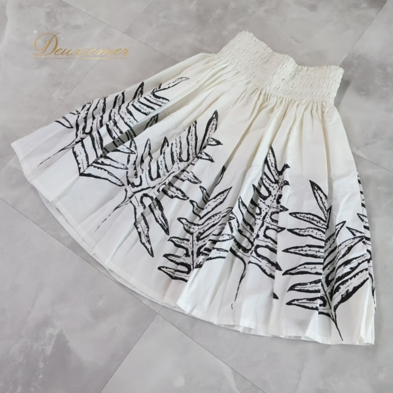 フラダンス 衣装 パウスカート ホワイト系 メネフネプランテーション 日本製 ハワイアンプリント 植物柄 MENEHUNE PLANTETION アロハ フラ ダンス レッスン 練習 モノトーン 白黒 大人っぽい 上品 かっこいい 華やか おしゃれ かわいい ブラック系 白 黒 フェミニン ブラック ホワイト おしゃれな スカート 大人用 ハワイ風 衣装ダンス 踊り用 かわいいデザイン エレガント スタイリッシュ