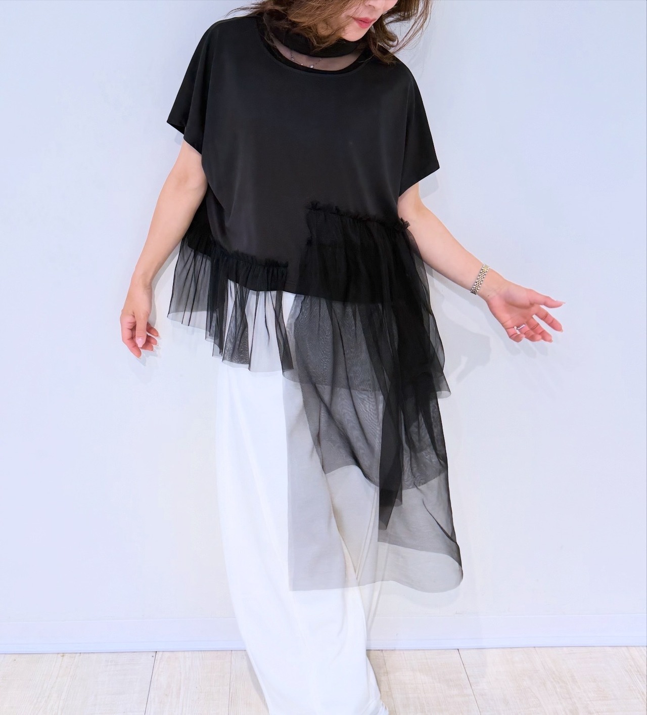 ポリーヌブロー   アシンメトリーチュールフリルTシャツ