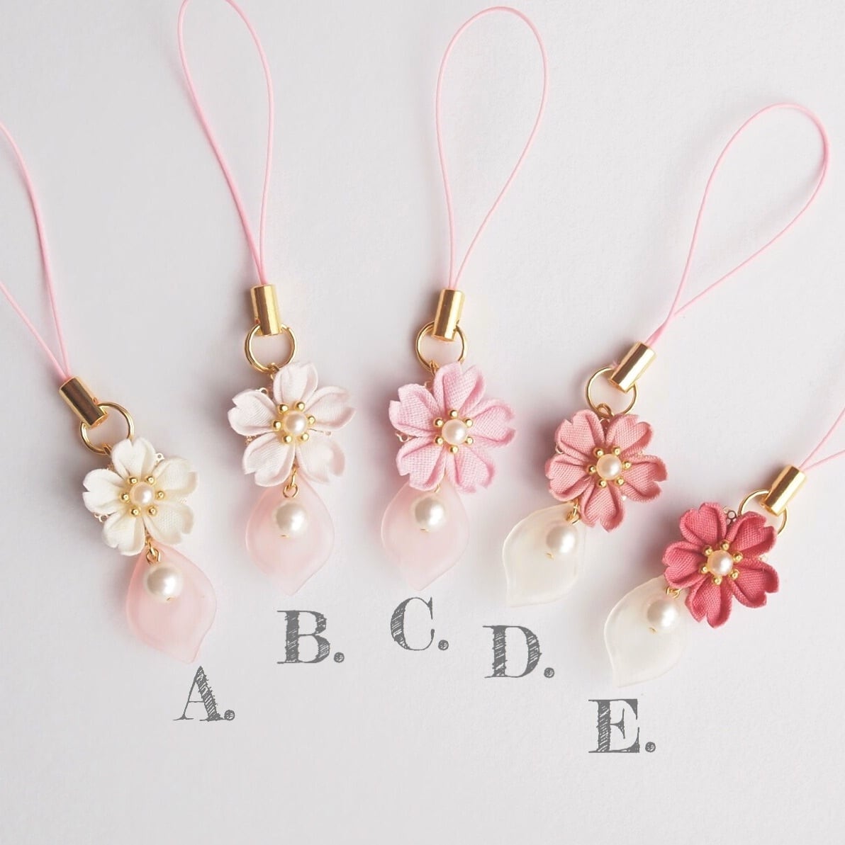 つまみ細工 サクラ咲く*桜と花びらのストラップ 】---- フラワー/誕生
