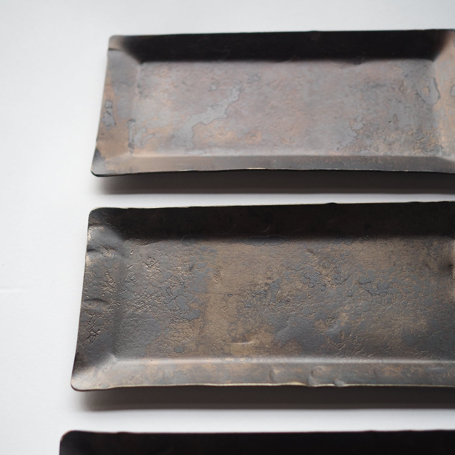 アイアントレー】鉄と炎が生む唯一無二の表情・槌目が織りなす和モダン