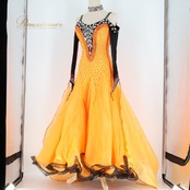 社交ダンス 衣装 スタンダード ドレス ワンピース デモ 競技 ダンス パーティ 発表会 黒 フロート フリル レース オレンジ系 ブラック系 フリル付きオレンジドレス デモ用コスチューム 競技用ドレス 華やか おしゃれ スカートボリューム ダンスパフォーマンス