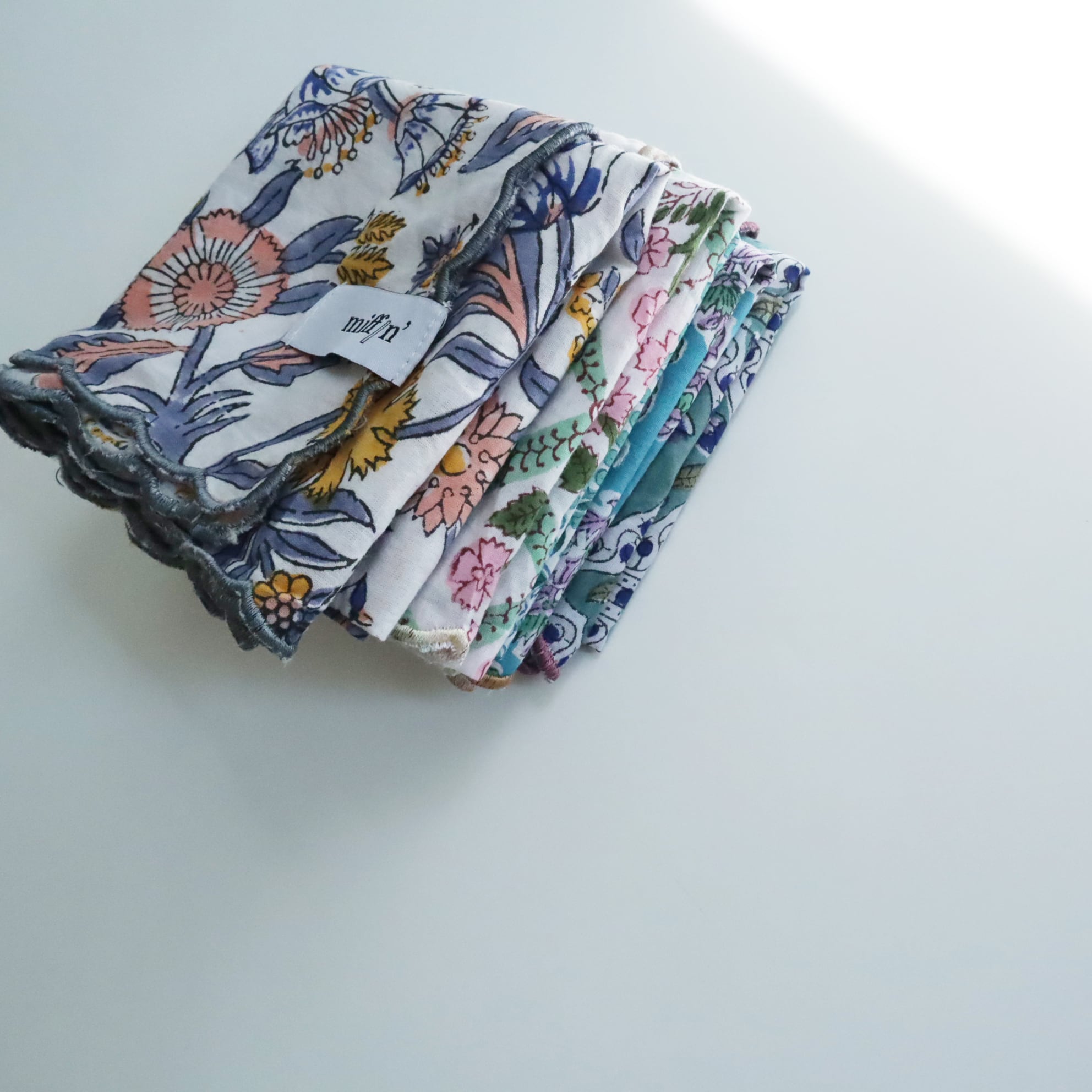 新柄追加]インドのハンドブロックプリントのスカラップ刺繍ハンカチ