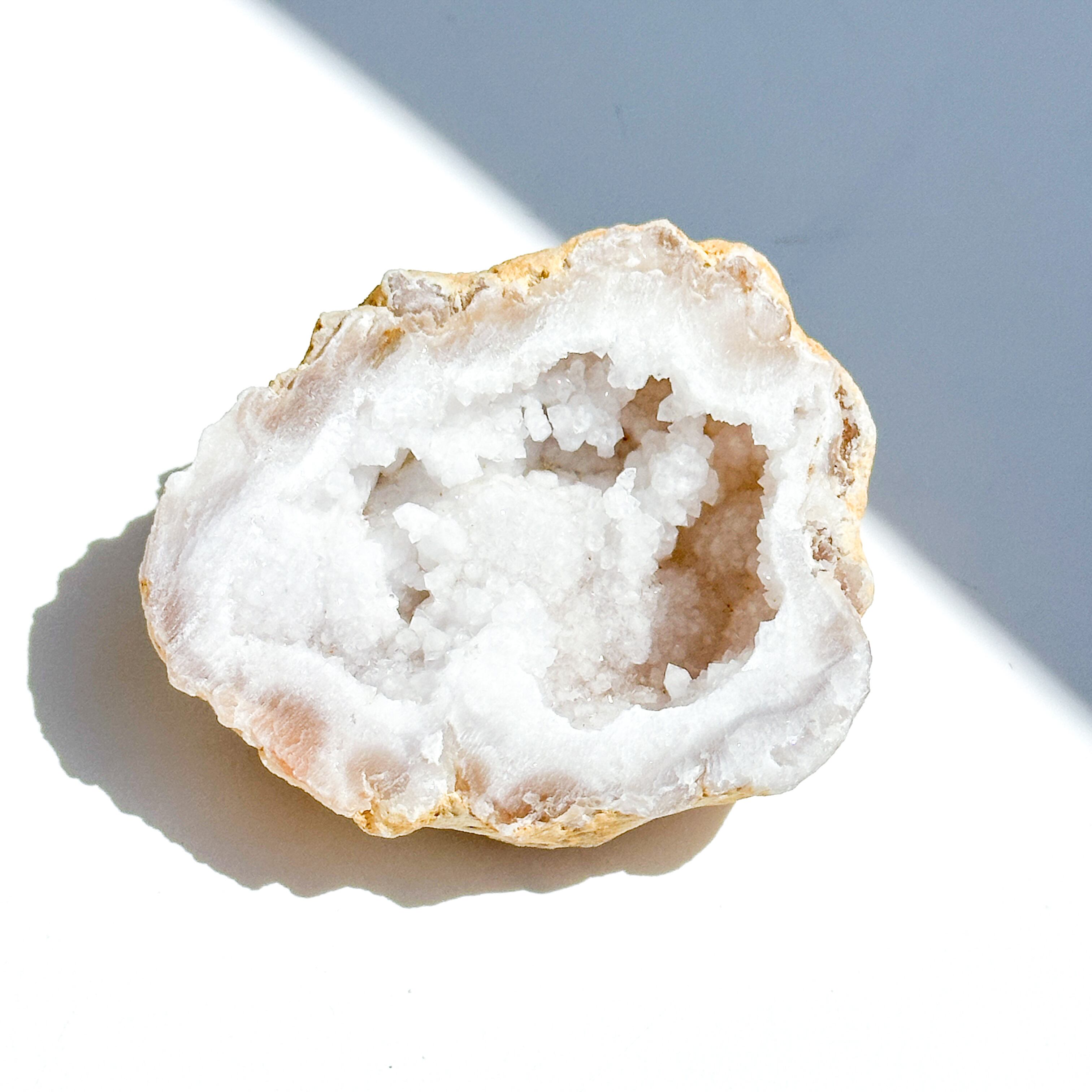 重い石 台付き ジャンク品 詳細不明 水晶ジオード？ 水晶 ジオード14◇Clear Quartz◇天然石・鉱物・パワーストーン