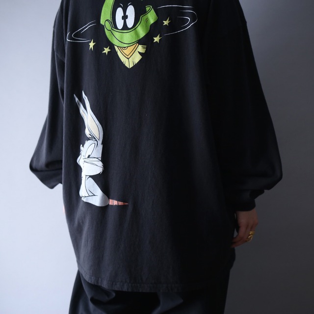 "LOONEY TUNES" random position character design l/s tee