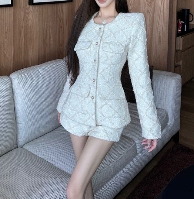 ツイード風 セットアップ ジャケット ショートパンツ 2点セット 上下セット レディース トップス パンツ ボトムス スーツ アウター 上着 ショート 長袖 ラウンドネック ポケット ハイウエスト 前開き ボタン パール パールボタン コサージュ ツイード かわいい 大人可愛い きれいめ 上品 おしゃれ エレガント チェック 格子柄 花モチーフ 春 秋 冬 謝恩会 二次会 発表会 授業参観 ママ 通勤 学校 デート お出かけ パーティー イベント 女子会 休日 重ね着 着回し S M L 白 ホワイト