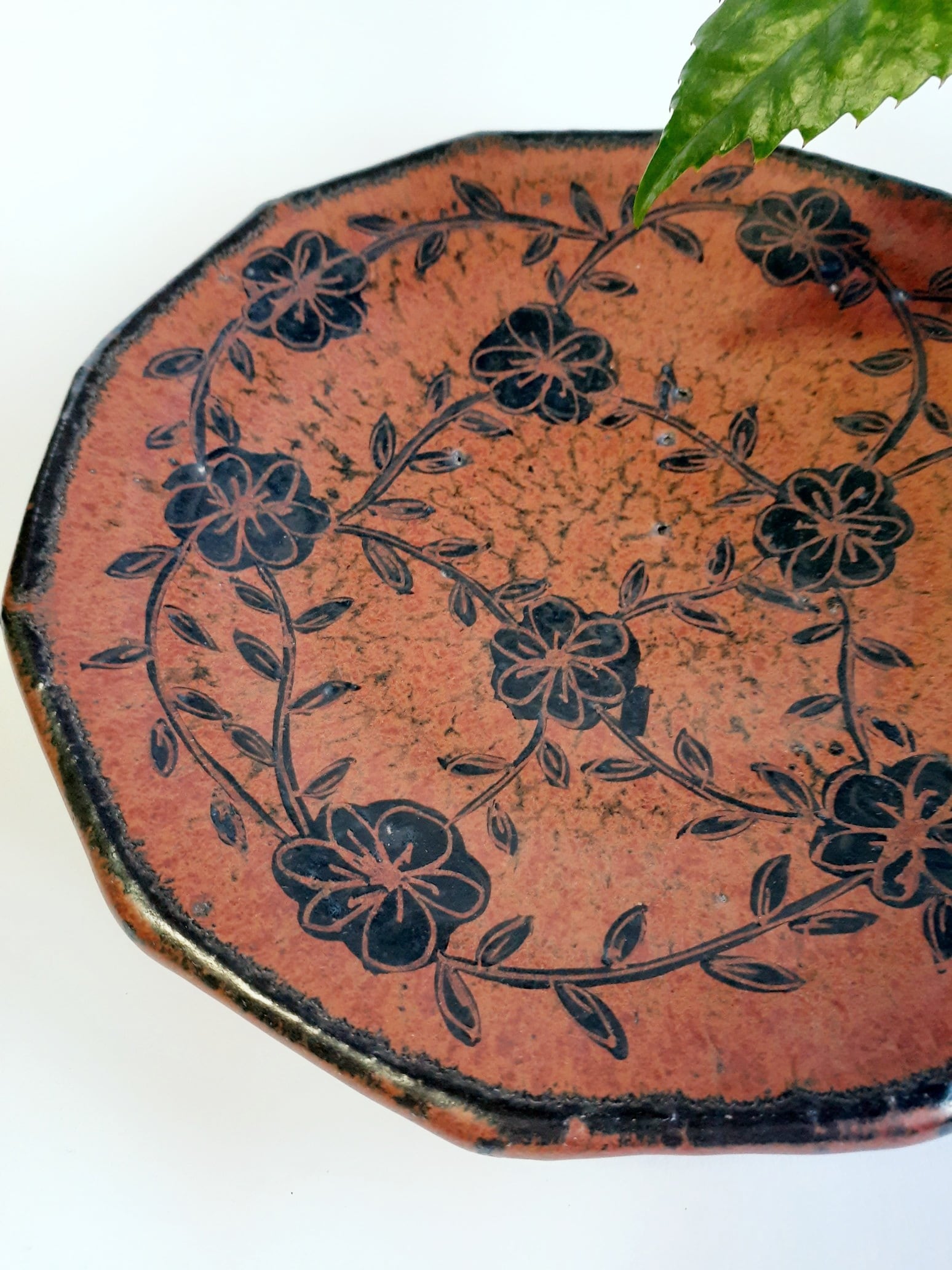 柿釉・唐草花模様のお皿 | shop&galleryいつか月をつかまえる