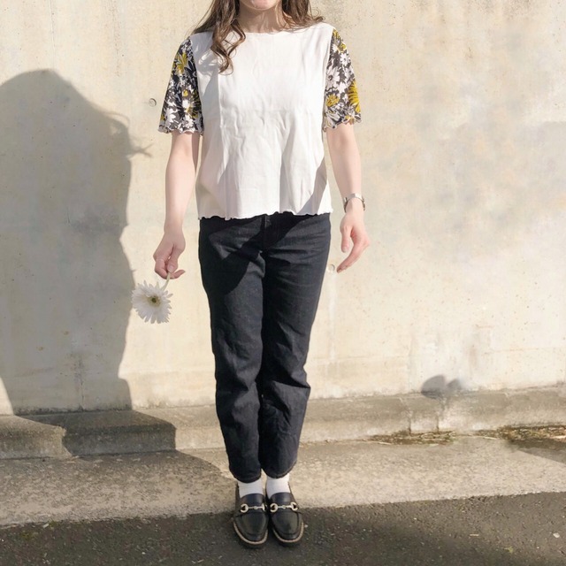 大きな花柄が可愛いトップス 柄スリーブTシャツ｜ブラック｜画像2