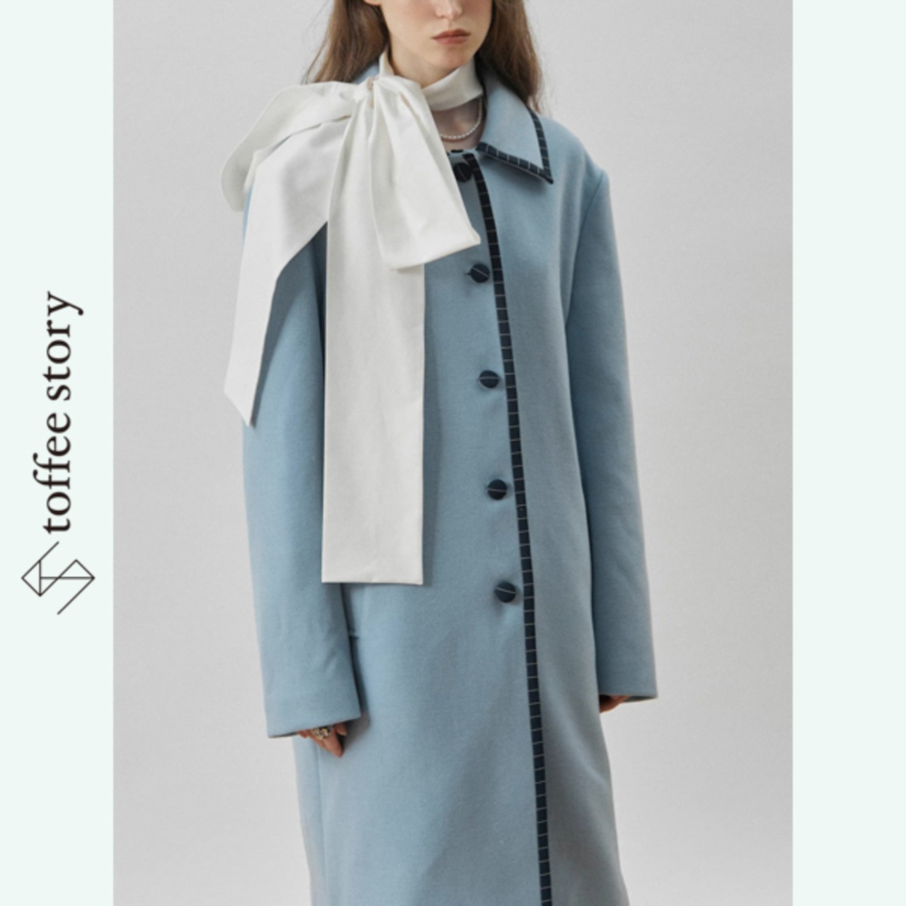 青の輪郭を刻む線：ストライプロングコート《XU0280》