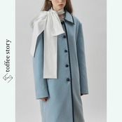 青の輪郭を刻む線：ストライプロングコート《XU0280》