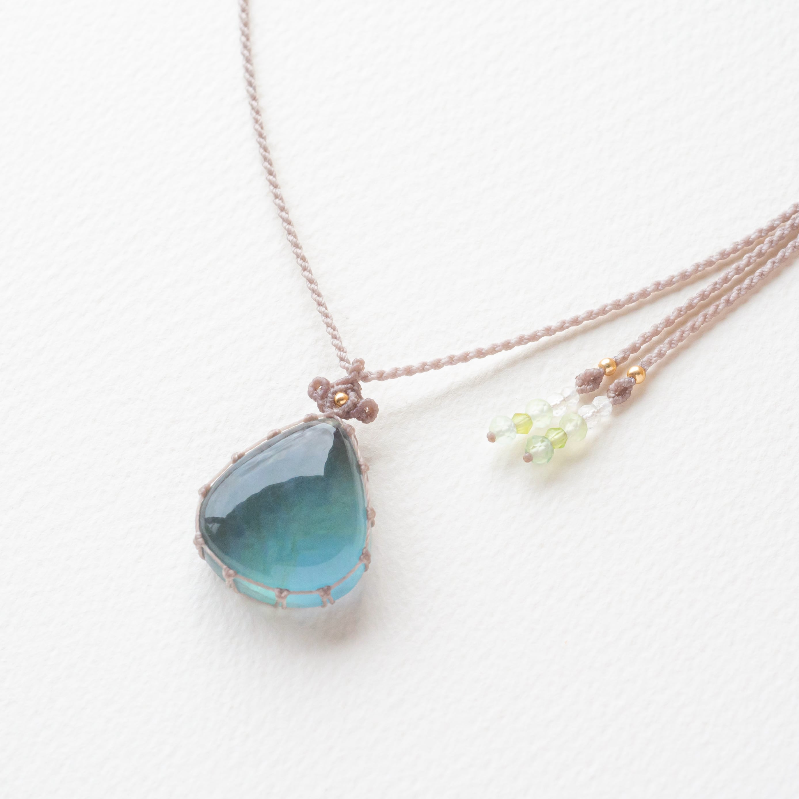 フローライトのマクラメ編み 天然石ネックレス | SHANTi WALA