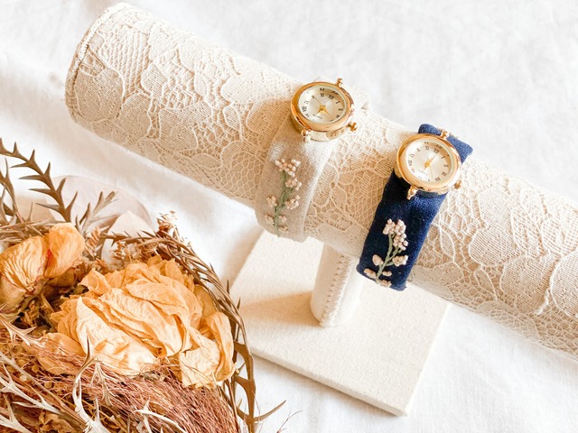 はなとけい 《かすみ草》 ～手刺繍ベルトの腕時計～ | from chicktack