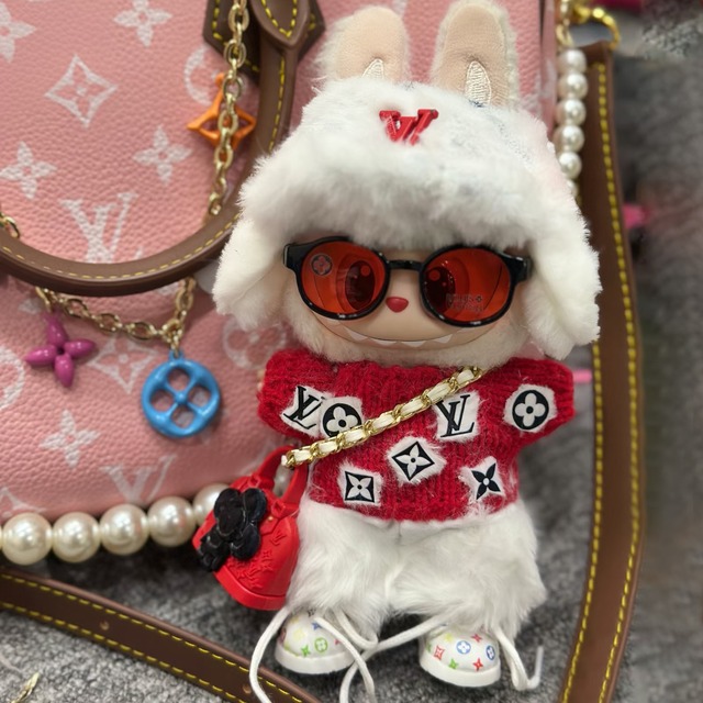 個性的で最新おしゃれ！新年にぴったり♡ 上品 labubu 赤白 モードな ラブブ ファーコーデ - 15cm/17cm兼用 上品でかっこ可愛い おしゃれ