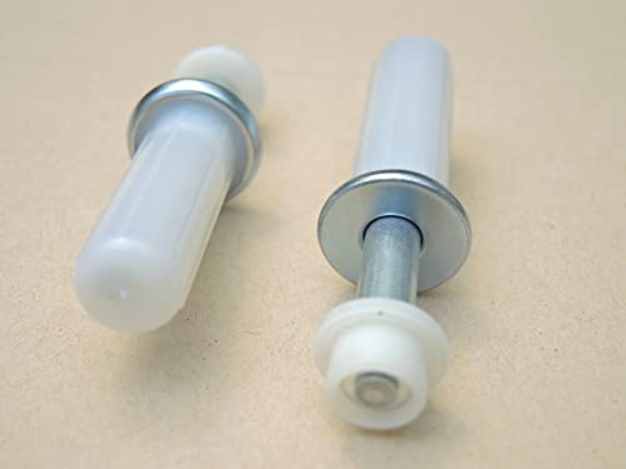 クローゼット折戸 ガイドピン 11ｍｍ溝幅用 セキスイ（ 積水 ）、パナソニック、ナショナルなど ガイドピボット 上下兼用 バネ式 ガイドランナー ガイド 数量：1本