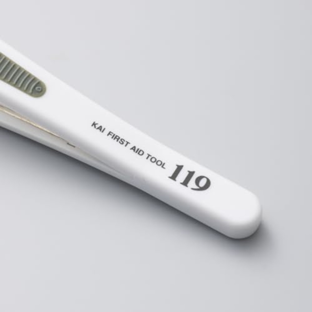 貝印 KAI PCハンドル 毛抜き 先平 ホワイト ピンセット用 すべり止め付 KF1017