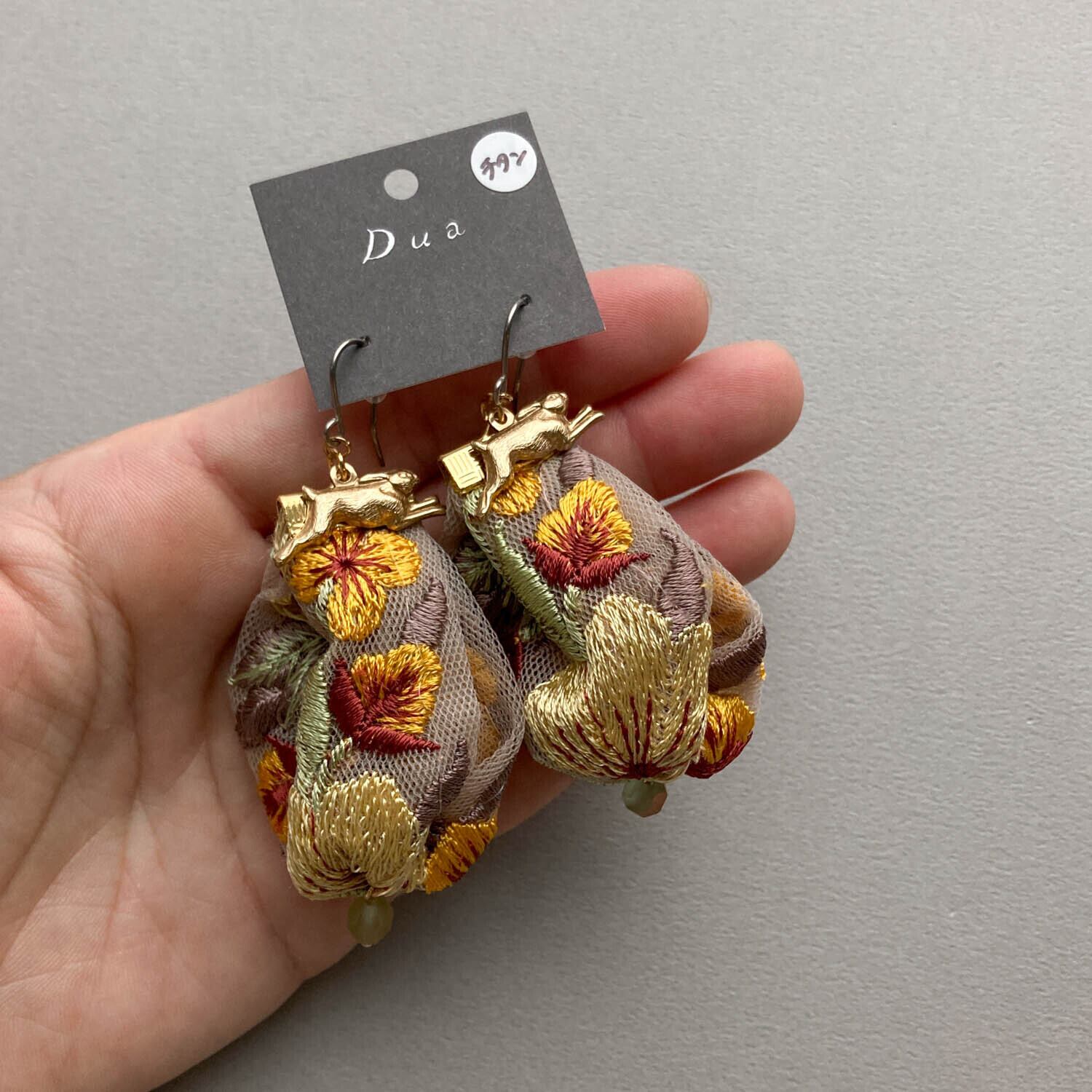 真鍮うさぎとぷっくり刺繍リボンの〈ピアス/イヤリング〉 | Dua