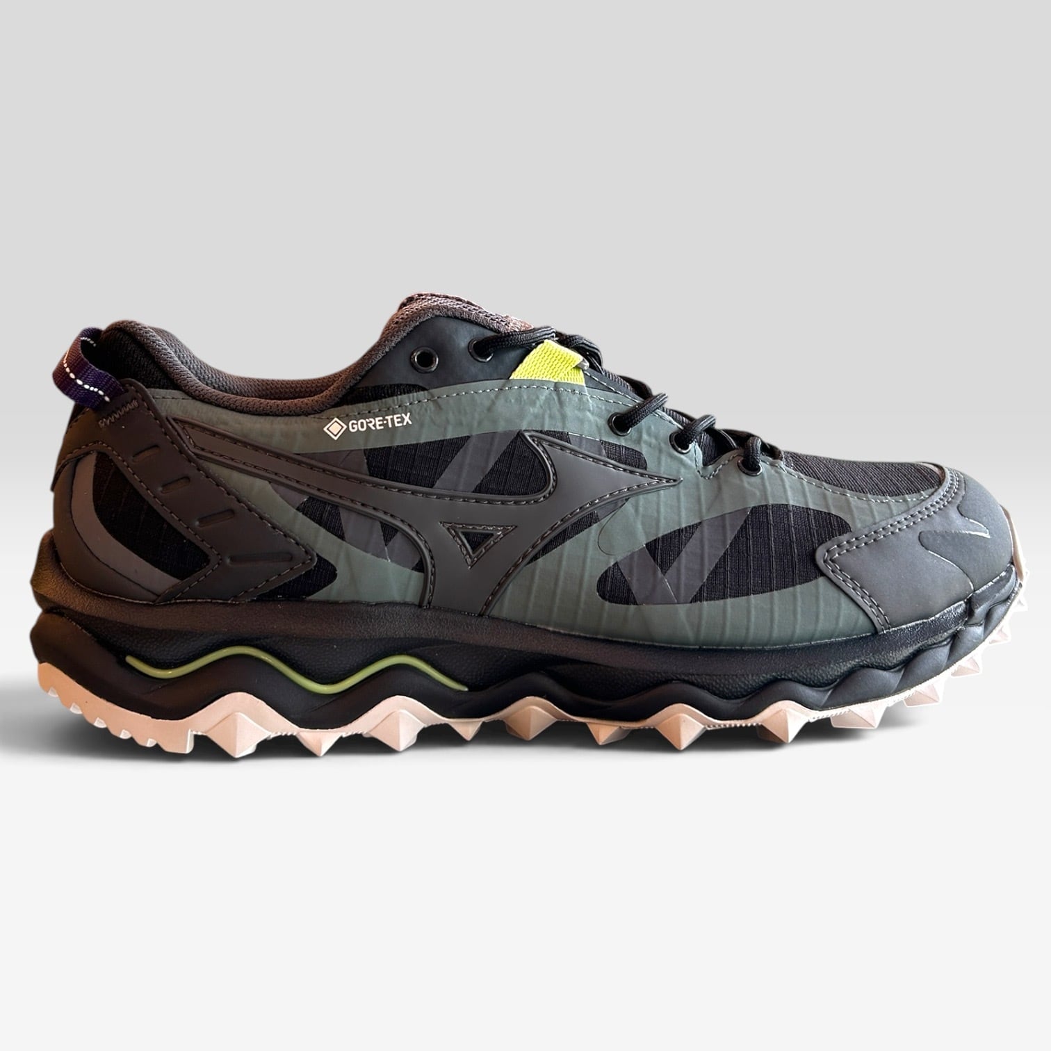 "UNISEX"WAVE MUJIN TL GTX-Khaki×Charcoal×Yellow(ゴアテックス/防水)〖MIZUNO〗D1GA2373